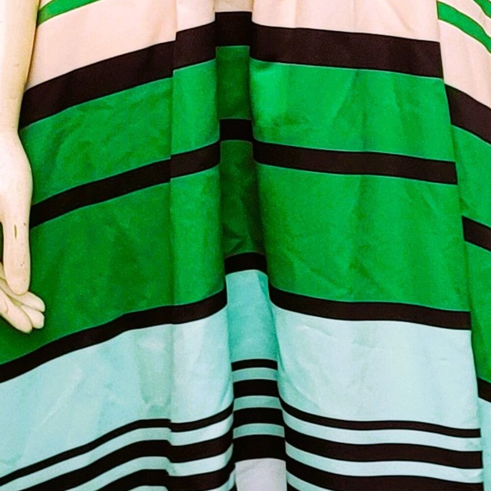 OUTSTANDING, STYLISH TROUBADOUR DRESS - Picture 5 of 6